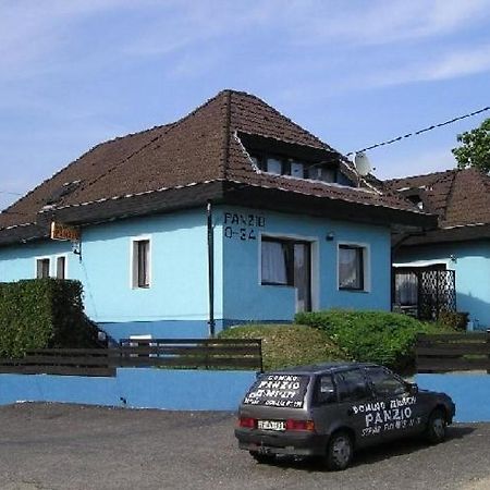Bed and Breakfast Domino Panzió Székesfehérvár Esterno foto